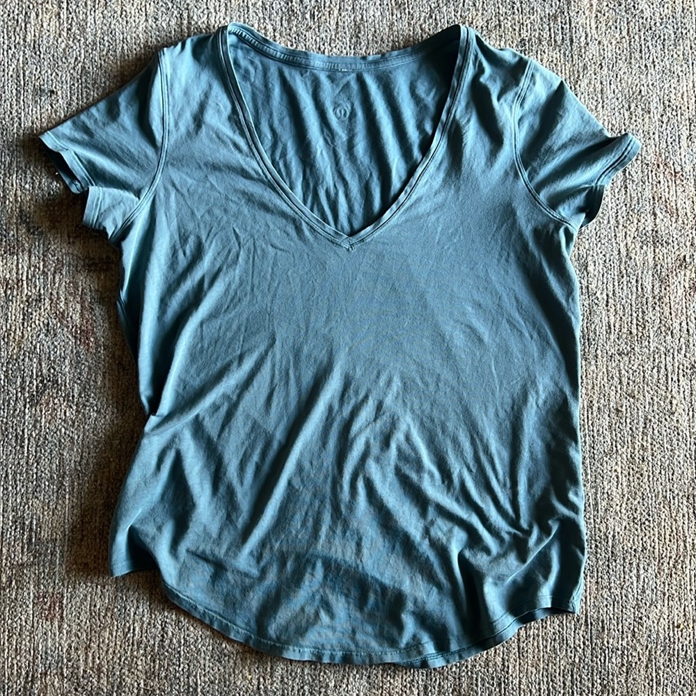 Lululemon V-neck T-shirt very soft  size 4/6 green/blue